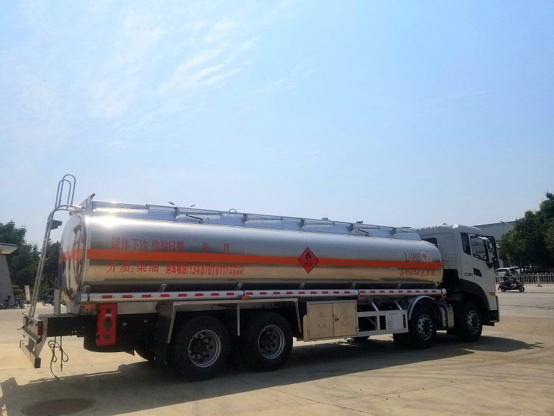 國(guó)六東風(fēng)天龍前四后八油罐車(chē)