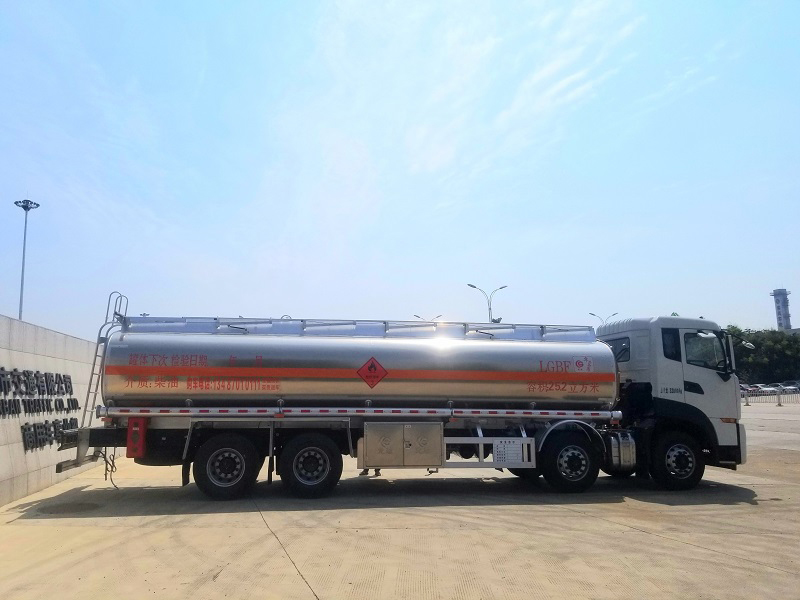 國(guó)六東風(fēng)天龍前四后八油罐車(chē)