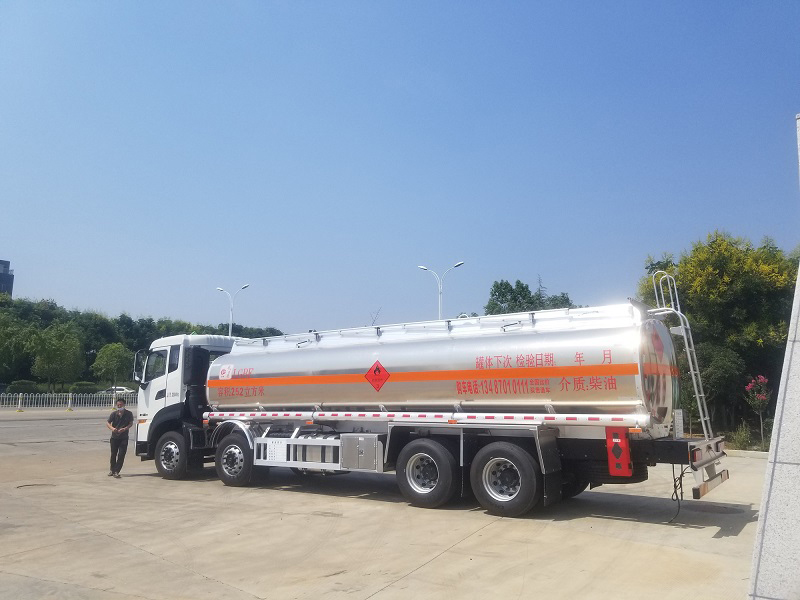 國(guó)六東風(fēng)天龍前四后八油罐車(chē)